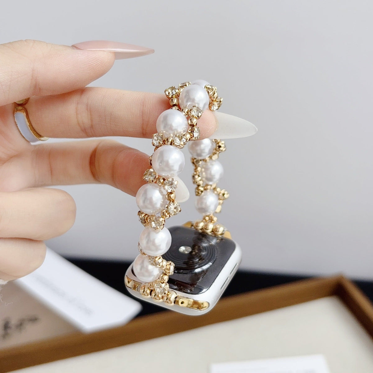 Exquisite French-style IWatch 10 Strap With Sparkling Diamond And Pearl Bracelet